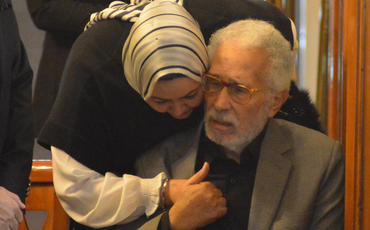 إعادة الفنان الكبير عبدالرحمن أبو زهرة إلى مستشفى الجلاء بعد تدهور حالته الصحية