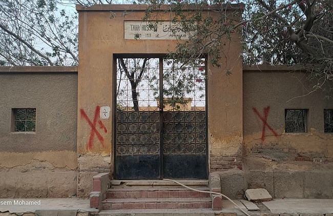 علامة x على مدفني طه حسين والزيات تثير المخاوف من إزالتهما ضمن أعمال إنشاء محور ياسر رزق!