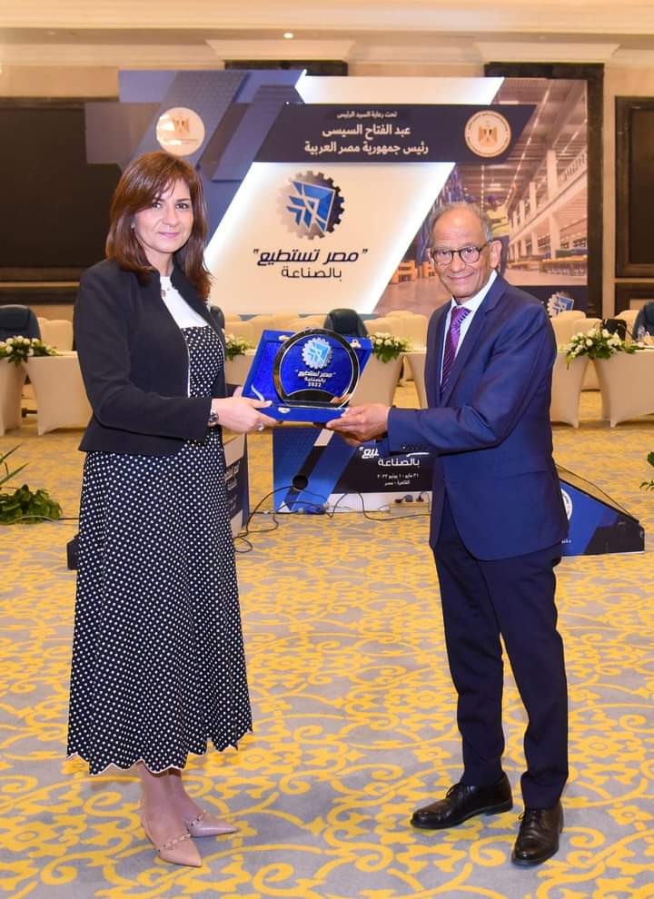 وزيرة الهجرة تكرم الدكتور مهندس هاني عازر لجهوده في الإعداد لمؤتمر 