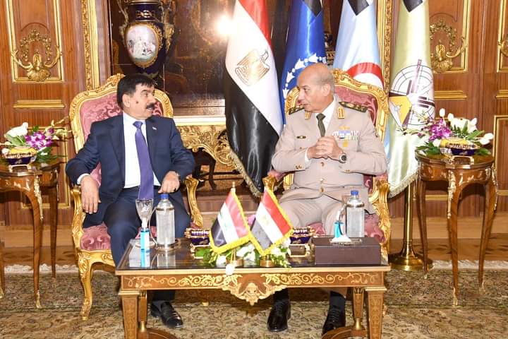 وزير الدفاع يبحث مع نظيره العراقي سبل تعزيز التعاون العسكري وتبادل الخبرات
