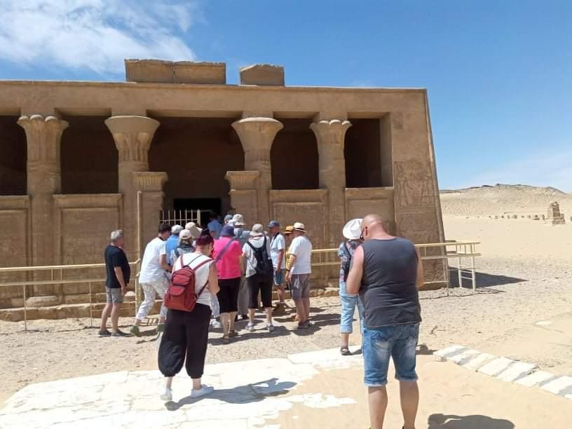 وفد سياحي من دولتي أمريكا وألمانيا يزور المناطق الاثرية بالمنيا