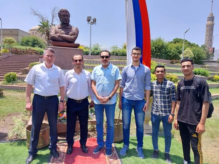فى ذكرى ميلاده.. وضع باقات الزهور أمام تمثال الشاعر الروسى ألكسندر بوشكين بحديقة الحرية