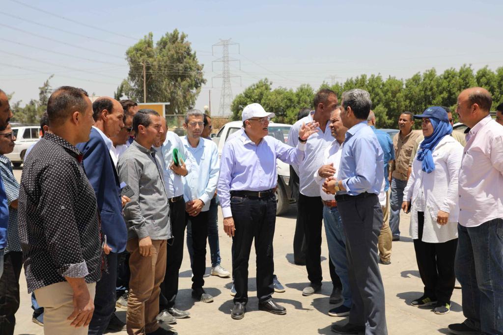 محافظ المنيا يتابع أعمال نقل القمامة من مصنع تدوير المخلفات بالعدوة الي المدفن الصحي