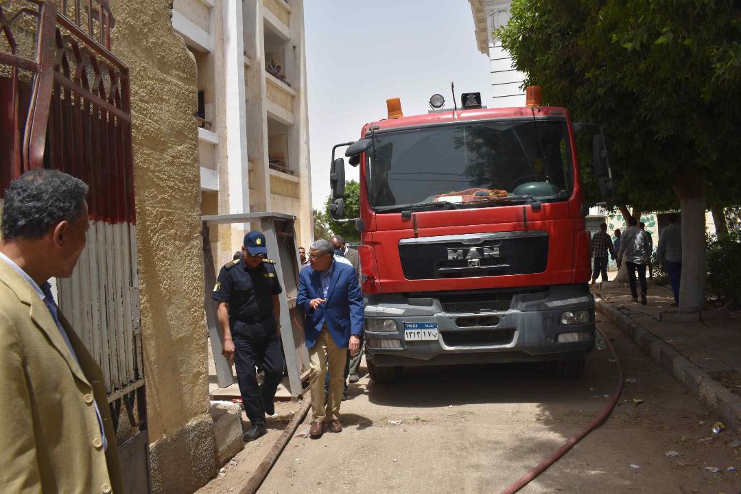 نشوب حريق بمخلفات خلف سور مدرسة بالمنيا والمحافظ يوجه بفتح تحقيق عاجل 