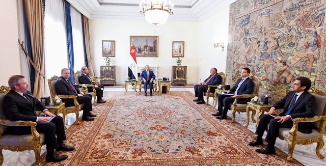 الرئيس السيسي يستقبل مفوض الاتحاد الأوروبي لسياسة الجوار