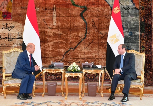 بالصور..  السيسي يستقبل رئيس مجلس القيادة الرئاسي باليمن