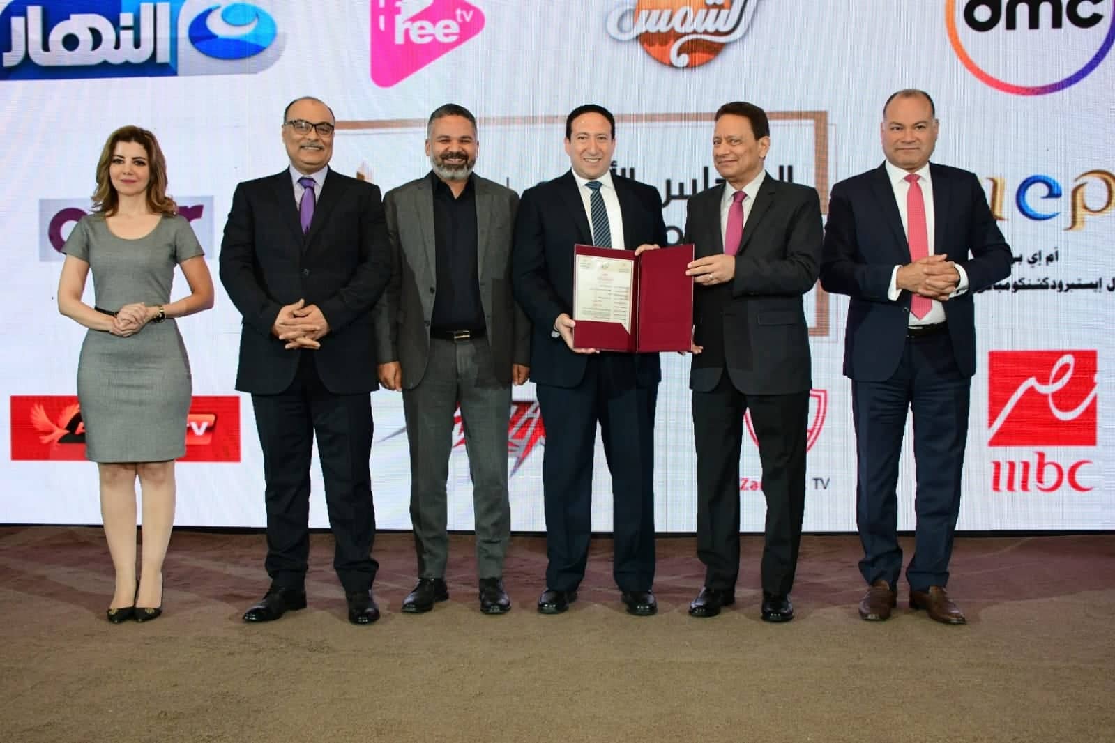 شريف هلال وصلاح مهران يتسلمان ترخيص شركة خدمات نقل المحتوى MBC