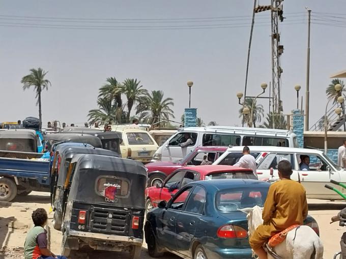 بالصور الزحام يخنق اكبر مدن قنا والتغيير ممنوع