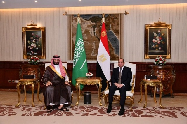 بالصور.. مراسم استقبال الرئيس السيسي لولي العهد السعودي بمطار القاهرة 