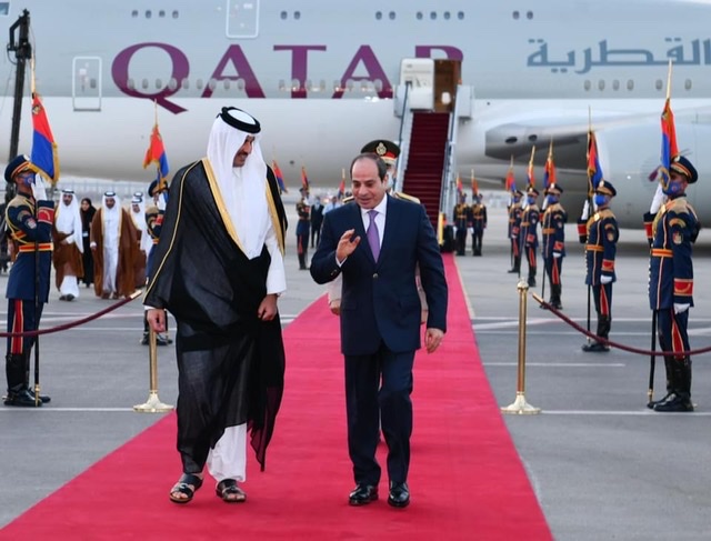 بالصور.. السيسي يستقبل أمير قطر بمطار القاهرة 