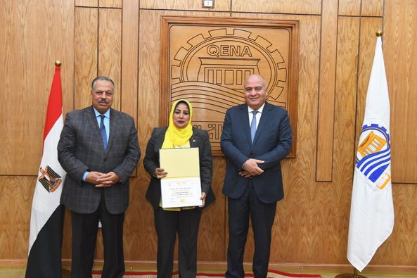 نماذج مشرفة ,
محافظ قنا يكرم مديرة المشروعات الانتاجيه بالمحافظة 