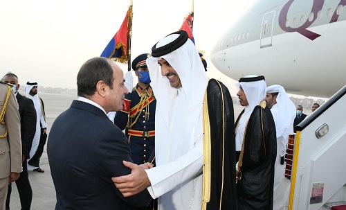 الرئيس السيسي يودع أمير قطر بمطار القاهرة
