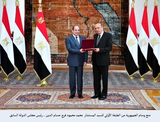 الرئيس السيسي يمنح 3 قضاة وسام الجمهورية من الطبقة الأولى