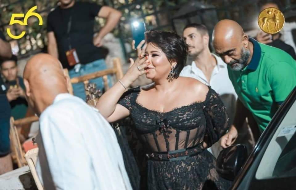 بالصور .. شيرين عبدالوهاب تبكي بسبب استقبال رائع من جمهور حفلها في تونس 

