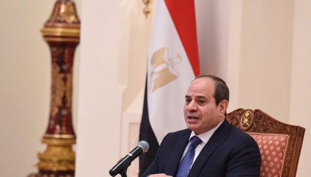 بالصور.. الرئيس السيسي يلتقى برجال الأعمال العمانيين فى السلطنة