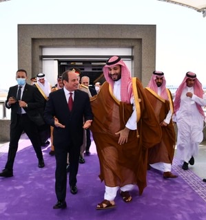 بالصور.. الرئيس السيسي منذ وصوله للمشاركة في 