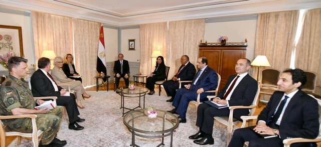 الرئيس السيسي يلتقي وزيرة الدفاع الألمانية في برلين