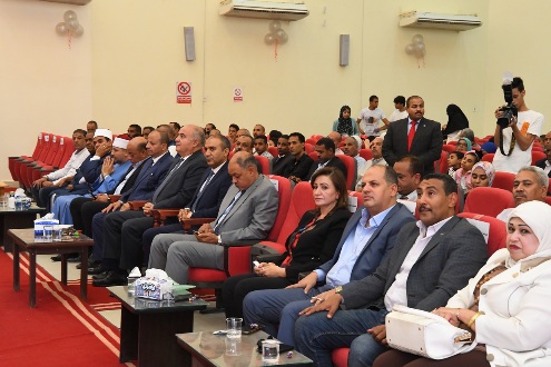 
بحضور أولياء الأمور .. محافظ قنا يشهد حفل تخرج الدفعة الثانية من مدارس المتفوقين
