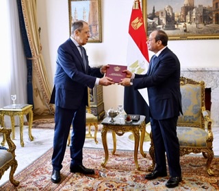 السيسي لـ لافروف : يجب تغليب لغة الحوار والحلول الدبلوماسية للأزمة الأوكرانية 