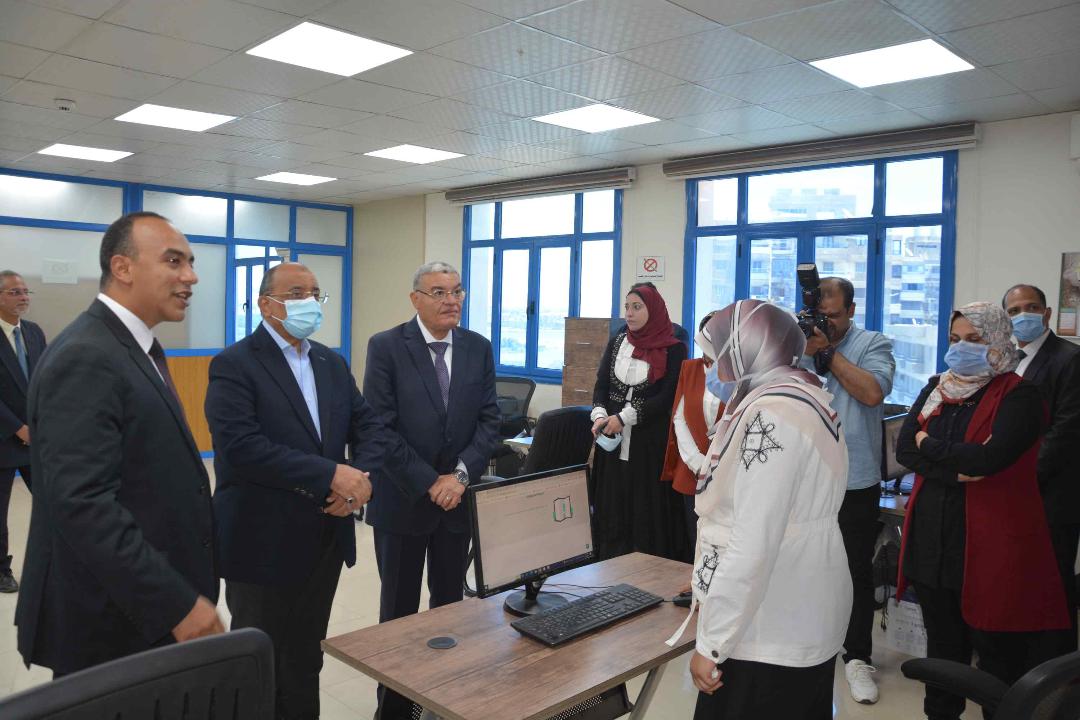 وزير التنمية المحلية يتفقد وحدة المتغيرات المكانية بمبنى الديوان العام لمحافظة المنيا