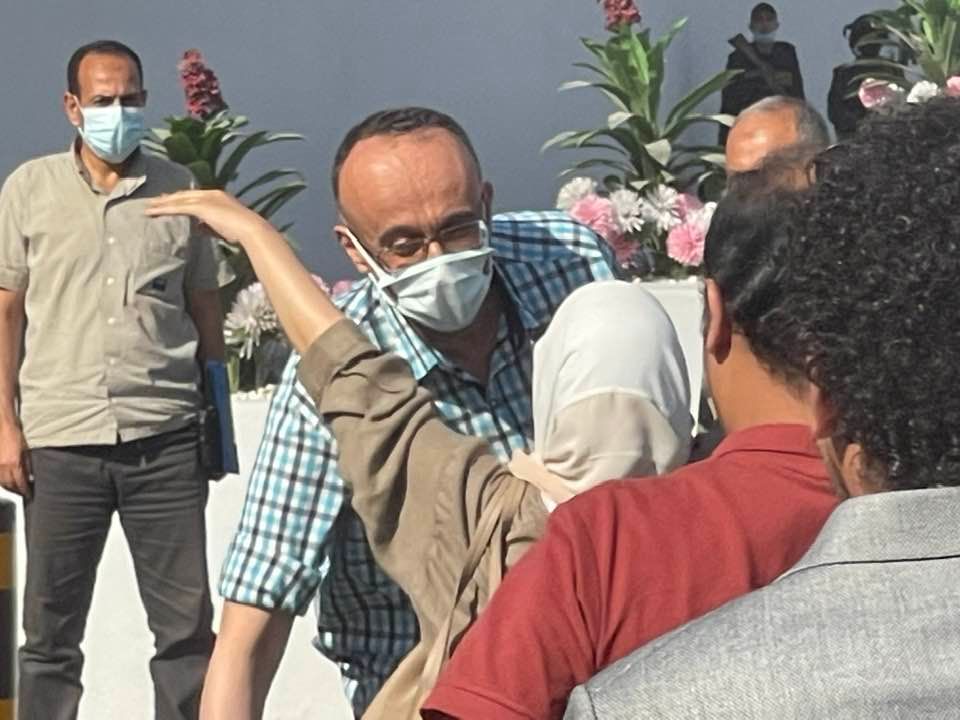 صور .. لحظة الإفراج عن هشام فؤاد وطارق النهري واحمد سمير