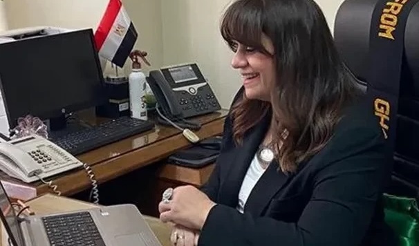 من هي .. السفيرة 