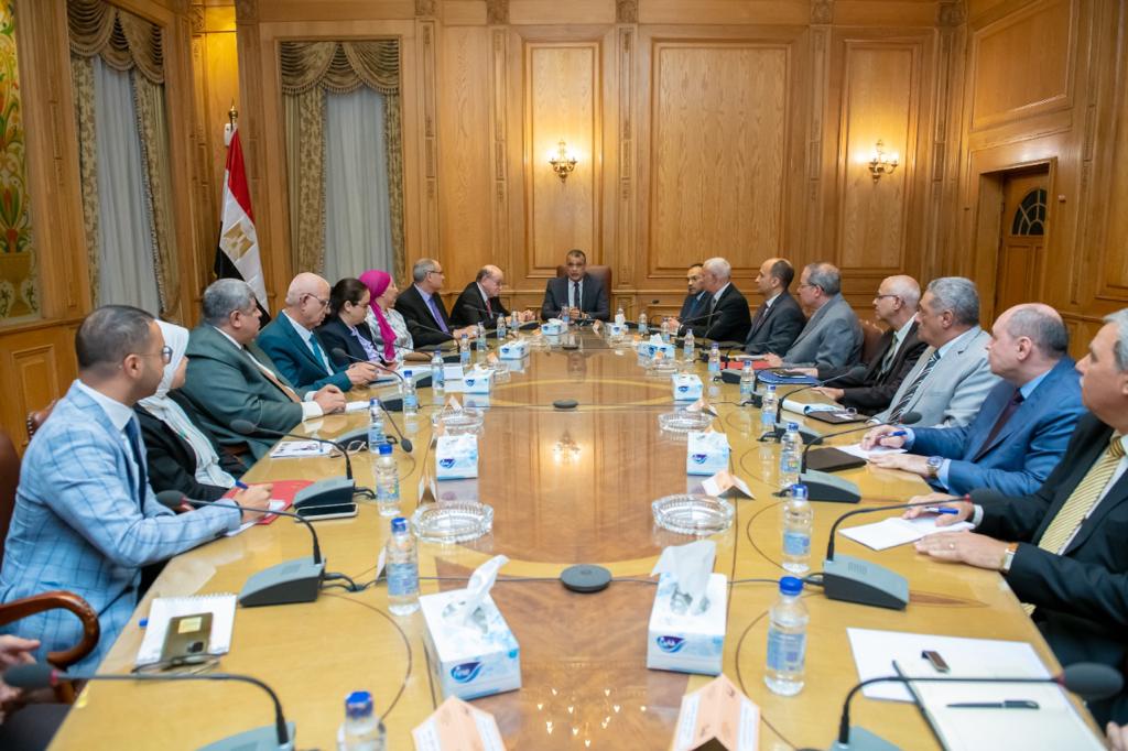 وزير الدولة للإنتاج الحربي يبحث مع مساعديه استكمال المخططات الموضوعة للنهوض بالصناعة الوطنية