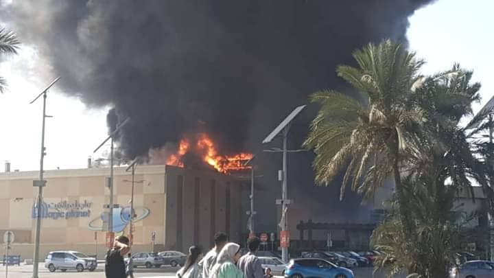 شهود عيان : شواهد على ماس كهربائي تسبب في حريق كارفور