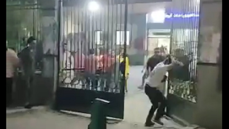 فيديو مرعب.. طعن طبيب و3 أفراد أمن داخل مستشفى بحلوان 