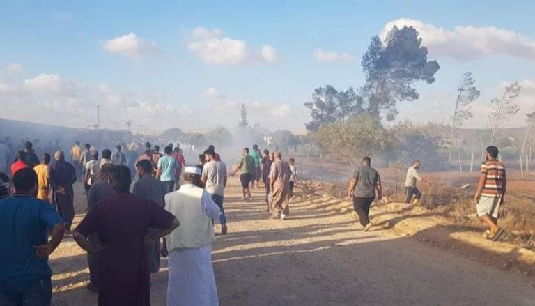 فيديو | سقوط طائرة تابعة لطيران النفظ في إحدى ضواحي بنغازي 