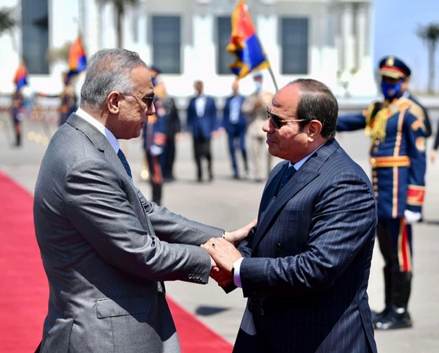 الرئيس السيسي يودع رئيس وزراء العراق بمطار العلمين