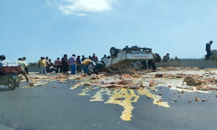 انقلاب سيارة محملة بكراتين بيض على الطريق الإقليمي ببنها