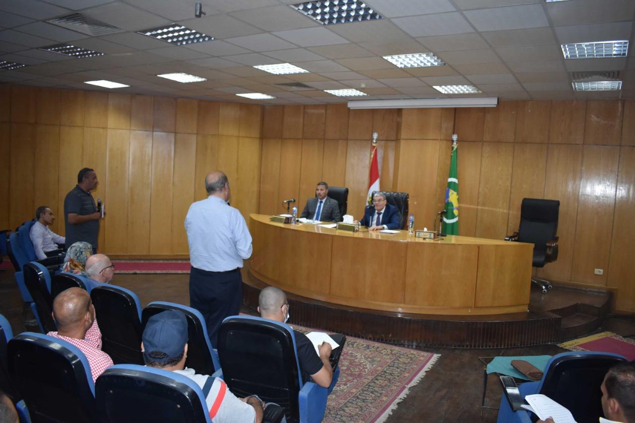 محافظ المنيا، يوجه ببدء أعمال الصيانة لمرافق المنطقة الصناعية ومراجعة الاشتراطات البيئية لعدد من المصانع