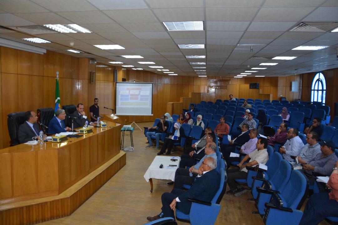 محافظ المنيا يعقد اجتماع لجنة التنمية الاقتصادية المحلية لتعزيز الفرص الاستثمارية