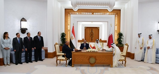 بعد التوقيع على مذكرات تفاهم بين مصر وقطر... السيسي يعود إلي أرض الوطن