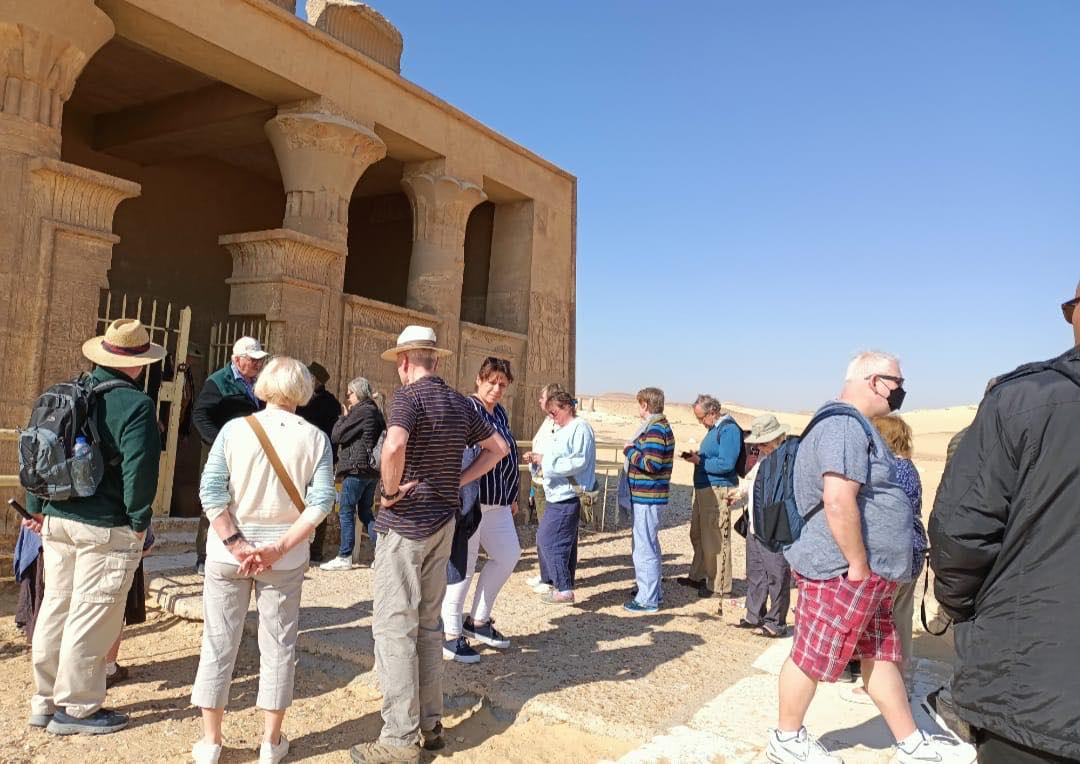 وفد سياحي إنجليزي يزور المناطق الأثرية والمعالم السياحية بالمنيا