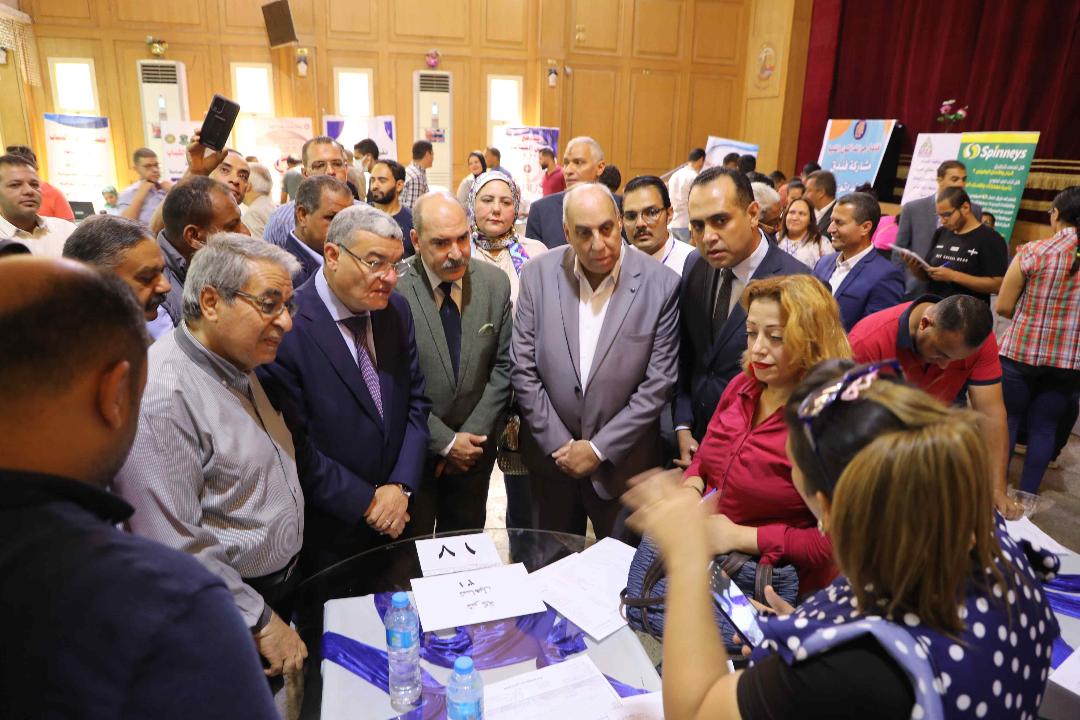 محافظ المنيا، يفتتح الملتقي التوظيفي لمديرية القوي العاملة لعرض 1500 فرصة عمل من المؤسسات والشركات الخاصة