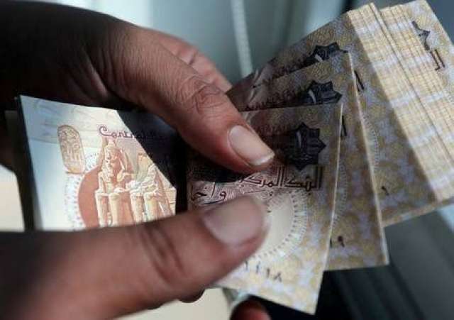 استطلاع لرويترز يتوقع انخفاض الجنيه أمام الدولار إلى 21.16 بنهاية يونيو 2023