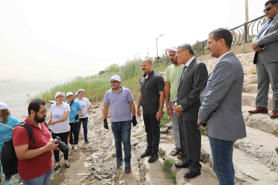 استعدادا لاستضافة مؤتمر المناخ cop 27 محافظ المنيا يشهد أعمال حملة تطهير نهر النيل وتنظيفه من المخلفات   