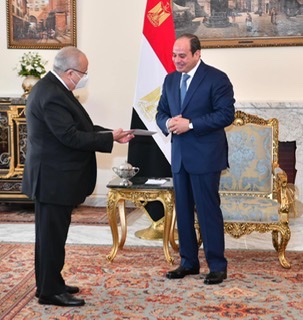 السيسي يستقبل وزير خارجية الجزائر بقصر الاتحادية