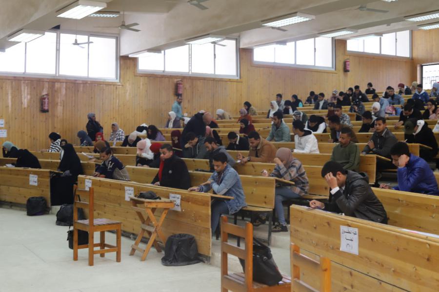 12600 طالب وطالبة أدوا الامتحانات بجامعة جنوب الوادي

