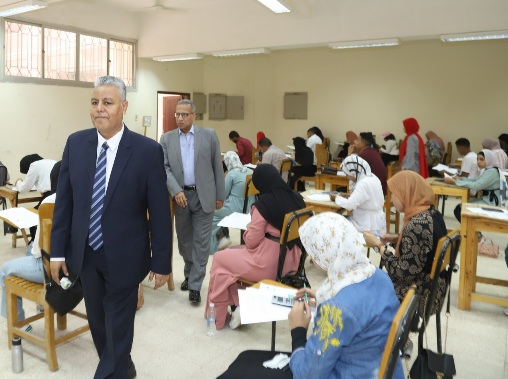 أكثر من 20000 طالب وطالب يؤدون امتحانات الفصل الدراسي الاول بجامعة جنوب الوادى

