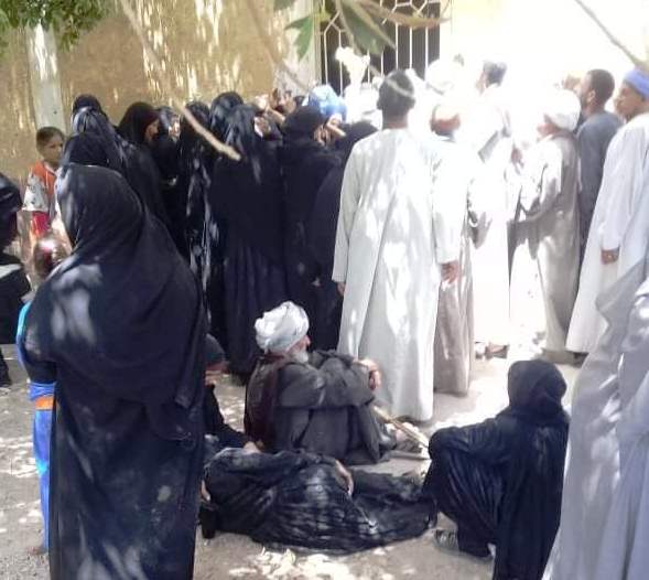 حكاية كل شهر .. طوابير ودموع ودعاء لا ينقطع لأصحاب المعاشات  امام مكاتب بريد قنا 

