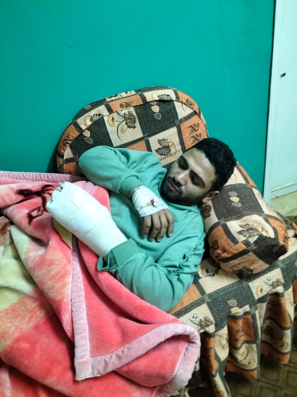 دفع ثمن شهامته.. تفاصيل التعدي على شاب وقطع اوتار يده في البدرشين
