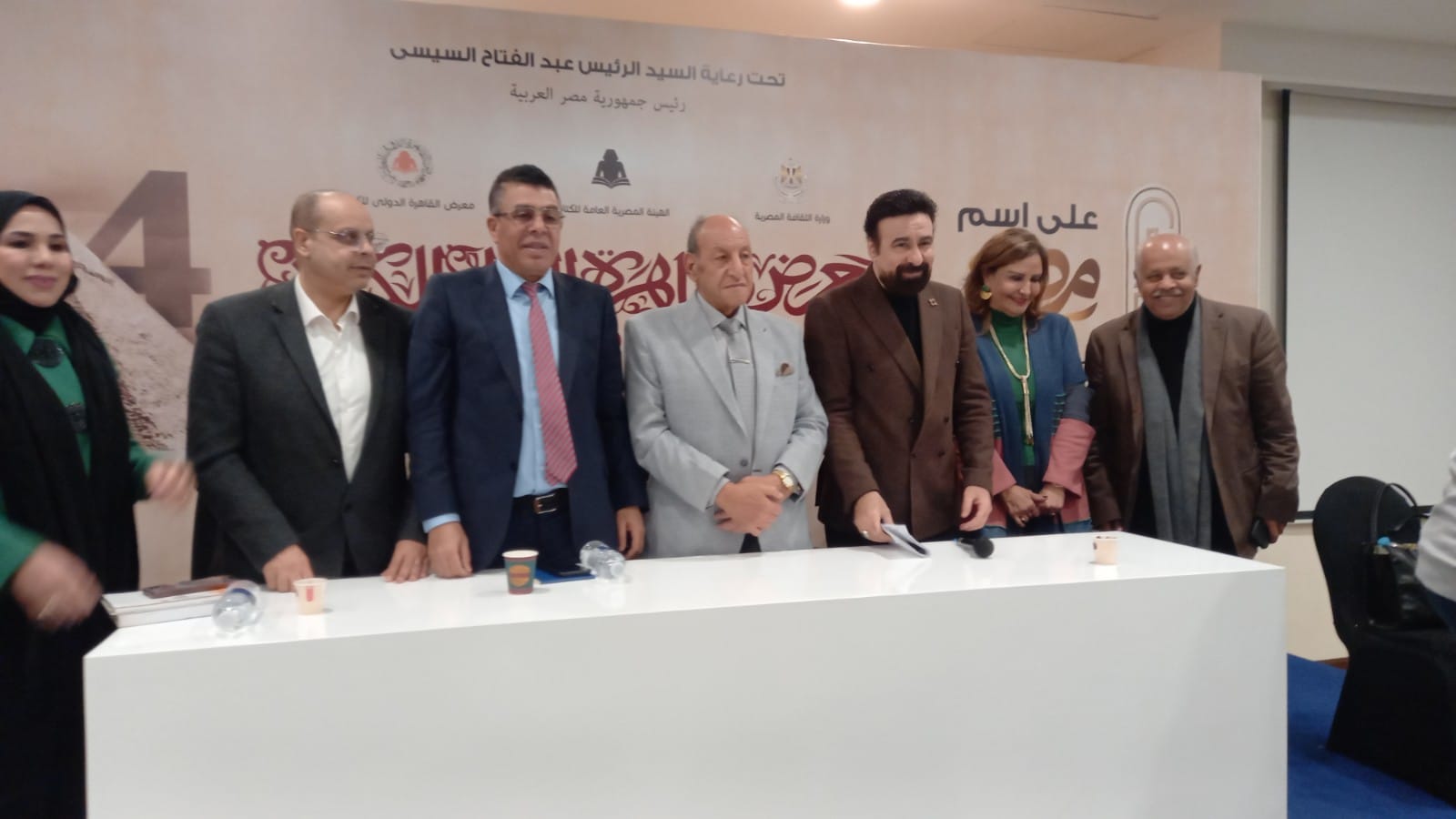 في ندوة بمعرض الكتاب : 