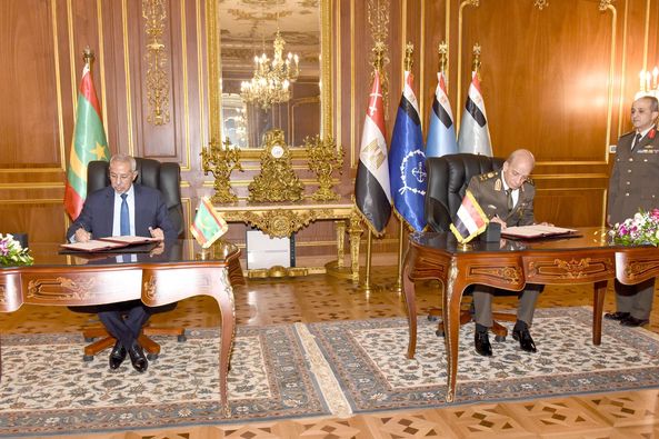 وزير الدفاع يبحث مع نظيره الموريتاني سبل تعزيز التعاون العسكرى بين البلدين