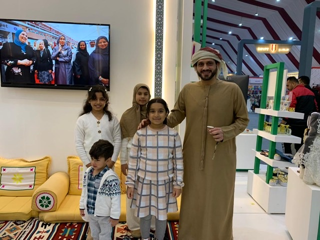 نائب سفير الإمارات يزور الأجنحة المشاركة في المعرض العربي للأسر المنتجة 