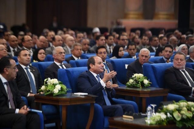 بالصور.. السيسي يشارك في جلسة المشروعات القومية والبنية التحتية بمؤتمر 