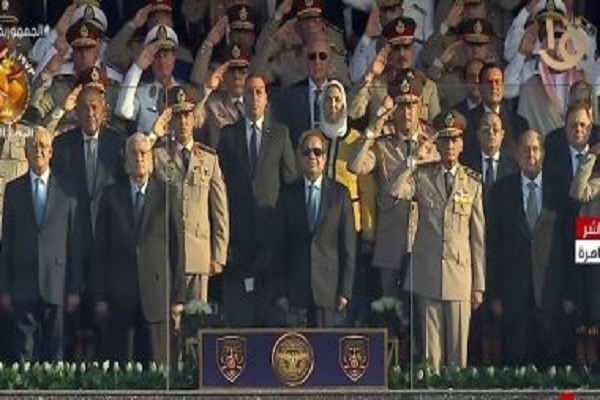السيسي يشهد عروضا للقوات الجوية والأسلحة المتنوعة ورفع أعلام الدول التي شاركت في حرب أكتوبر