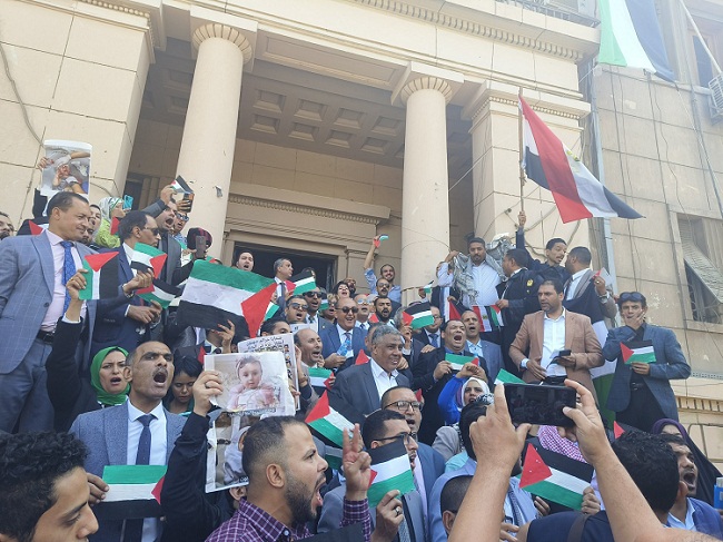 فيديو - وقفة احتجاجية أمام نقابة المحامين تضامناً مع الشعب الفلسطيني في حَربه ضد إسرائيل

